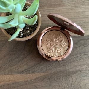 MAC Whisper of Gilt Highlighter